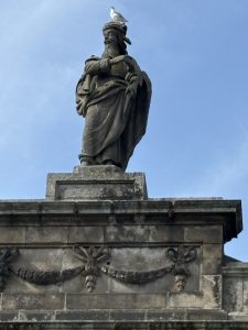 Lisbon statue pigeon